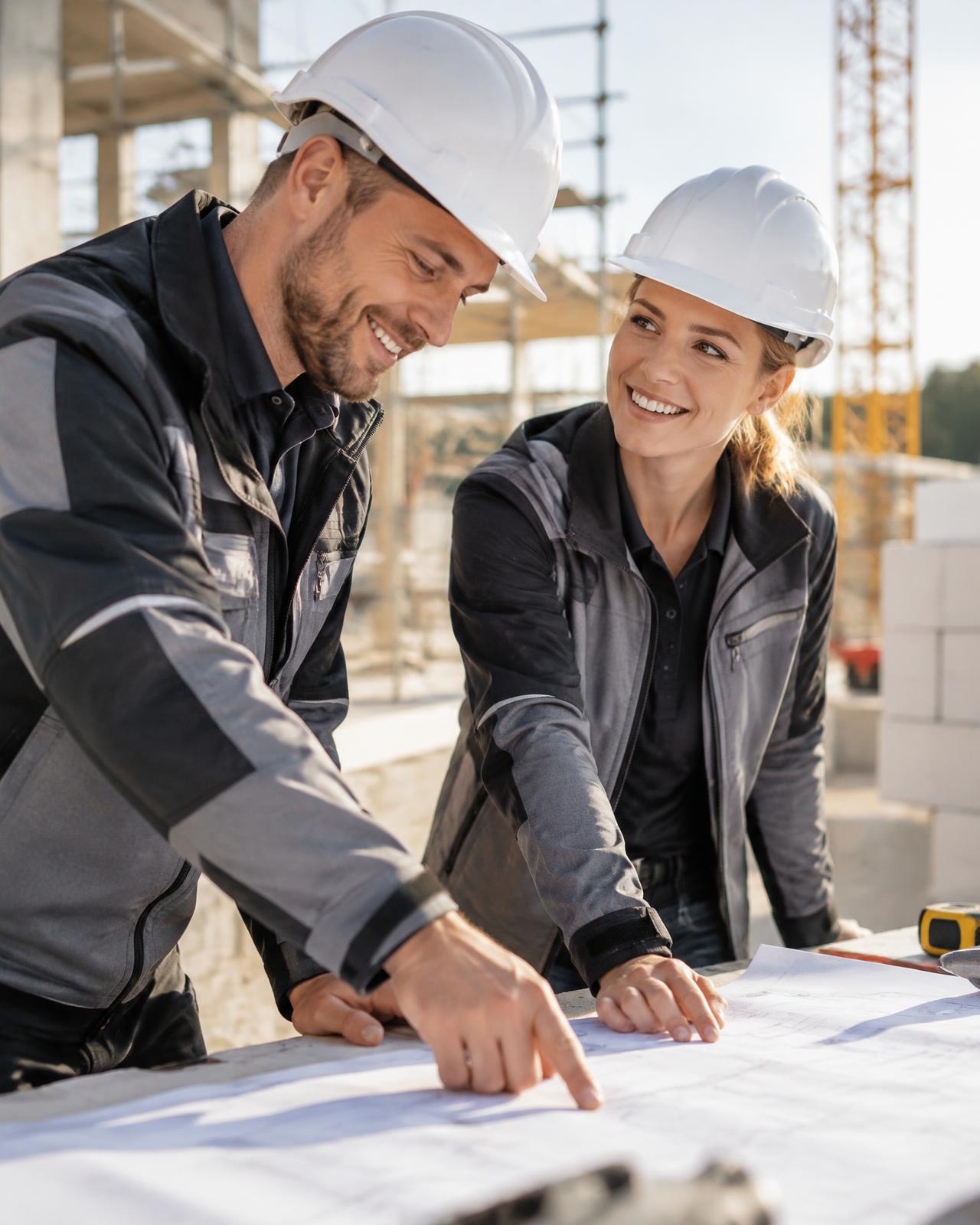Handwerkerinnen und Handwerker auf einer Baustelle